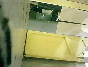 KTV夜店多地偷拍妹子尿尿合集6