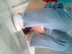 电子厂女厕所超清晰骚货偷拍4